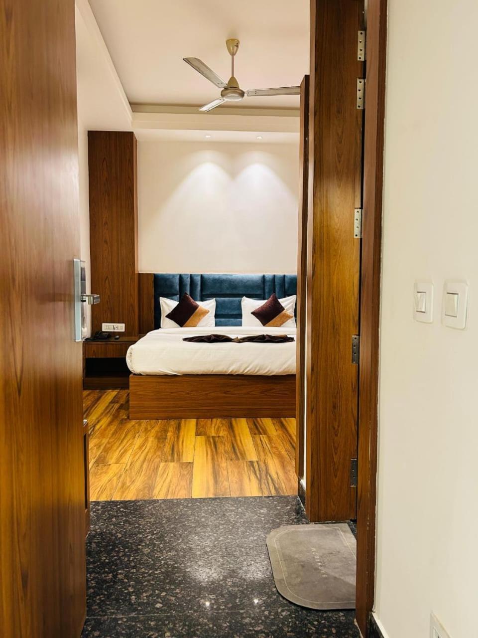 Hotel Swarn Bhoomi Канпур Екстериор снимка