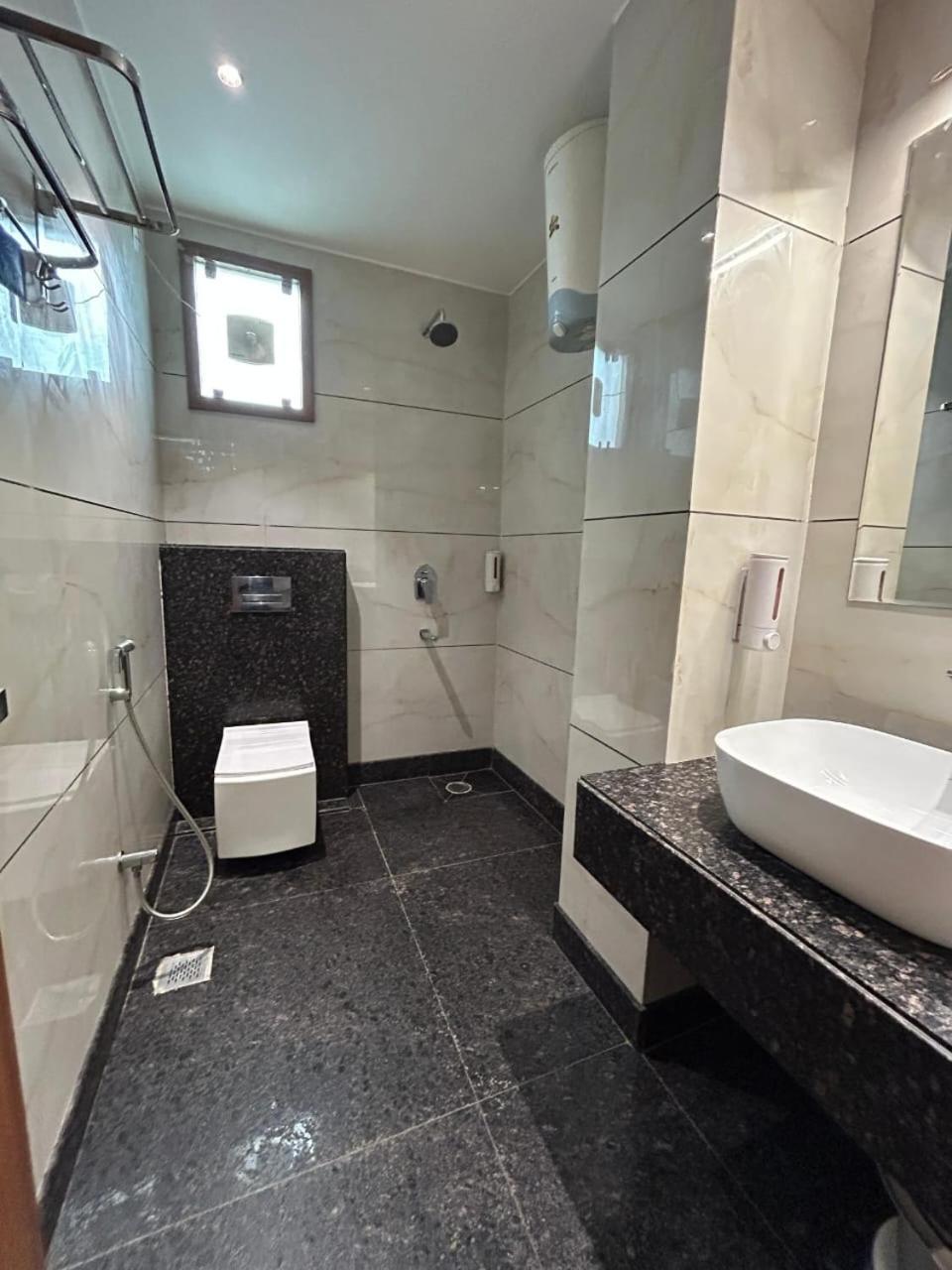 Hotel Swarn Bhoomi Канпур Екстериор снимка
